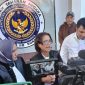 Penasehat hukum 11 terdakwa penolak tambang, Maharani Caroline, protes dengan agenda sidang terbuka yang dialihkan secara virtual di Rumah Tahanan Kelas II B Soasio, Kota Tidore Kepulauan. (Dok Rakyatmu.com)