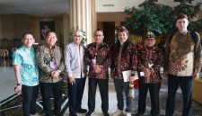 Wali Kota Ternate Didampingi Sekda Rizal Marsaoly bersama Direktur  Eksekutif JKPI Nanang Asfarinal di Acara Pembukaan Rakernas dan Seminar JKPI di Yogyakarta