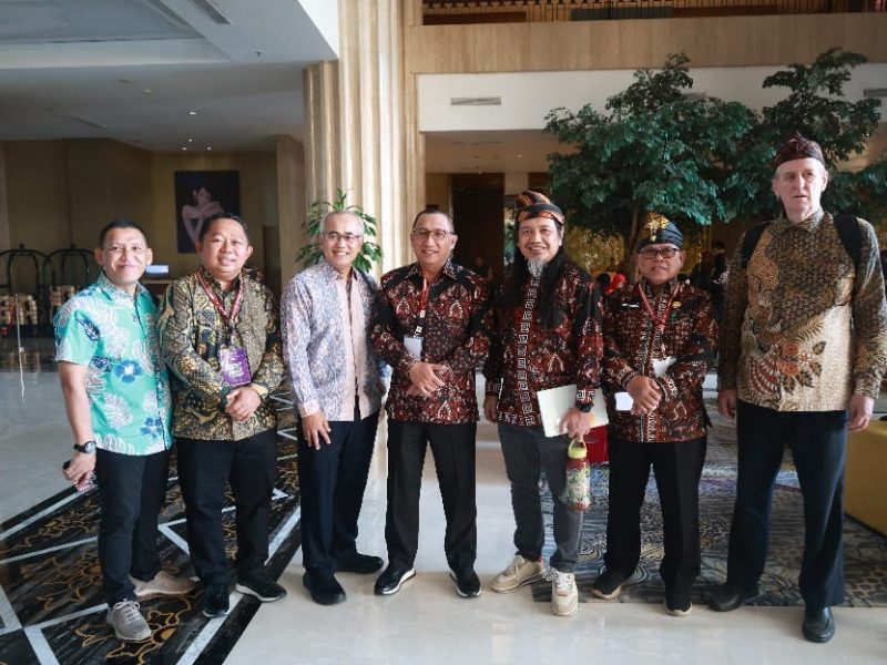 Wali Kota Ternate Didampingi Sekda Rizal Marsaoly bersama Direktur  Eksekutif JKPI Nanang Asfarinal di Acara Pembukaan Rakernas dan Seminar JKPI di Yogyakarta