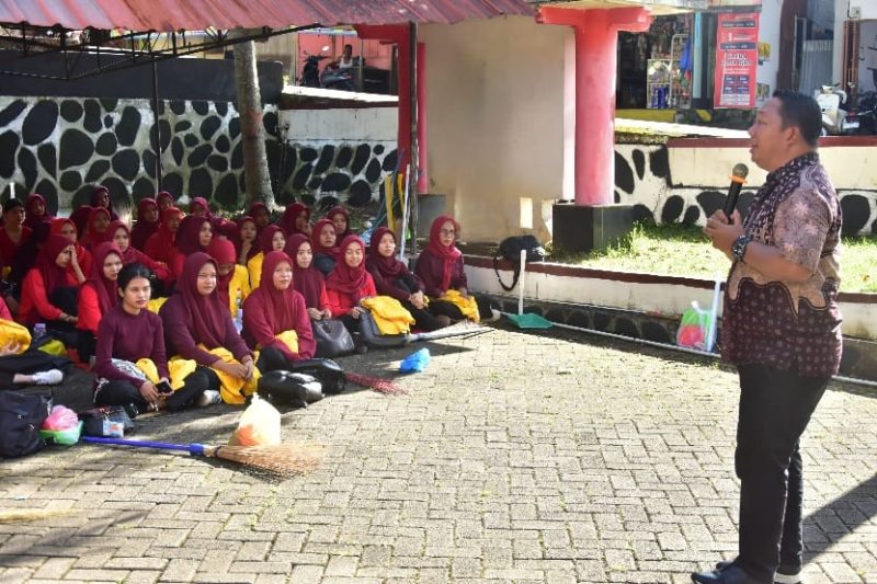 Sekda Kota Ternate, Dr. Rizal Marsaoly saat Menjadi Narasumber di Kegiatan PKKMB Fakultas Hukum Unkhair Ternate. (Atu for Rakyatmu)
