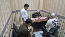Penyerahan Berkas Tersangka Kasus Dugaan Tindak Pidana Narkotika ke Kejari Ternate. (Rakyatmu) 