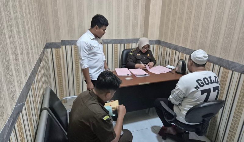 Penyerahan Berkas Tersangka Kasus Dugaan Tindak Pidana Narkotika ke Kejari Ternate. (Rakyatmu) 