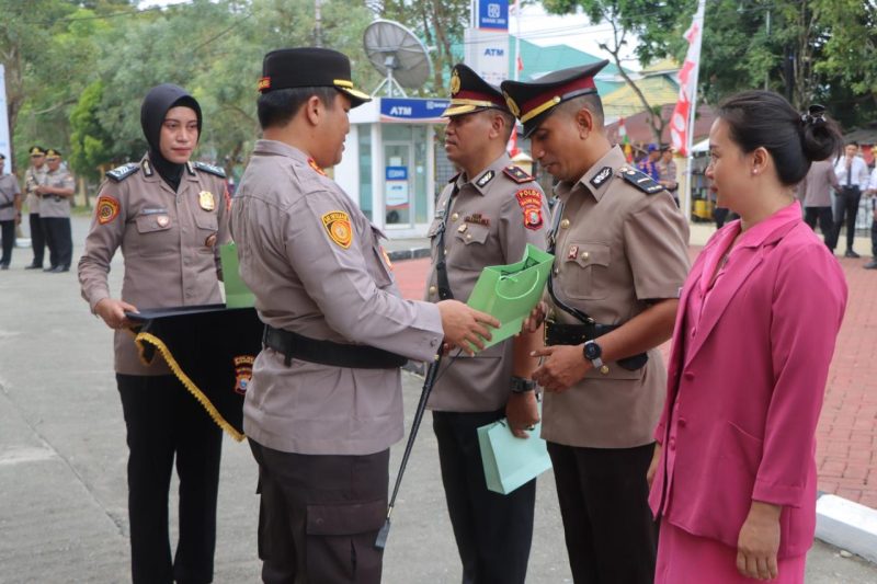 Kapolres Kepulauan Sula AKBP Kodrat Muh Hartanto Pimpin Serah Terima Jabatan Lingkup Polres Kepulauan Sula. (Rakyatmu)