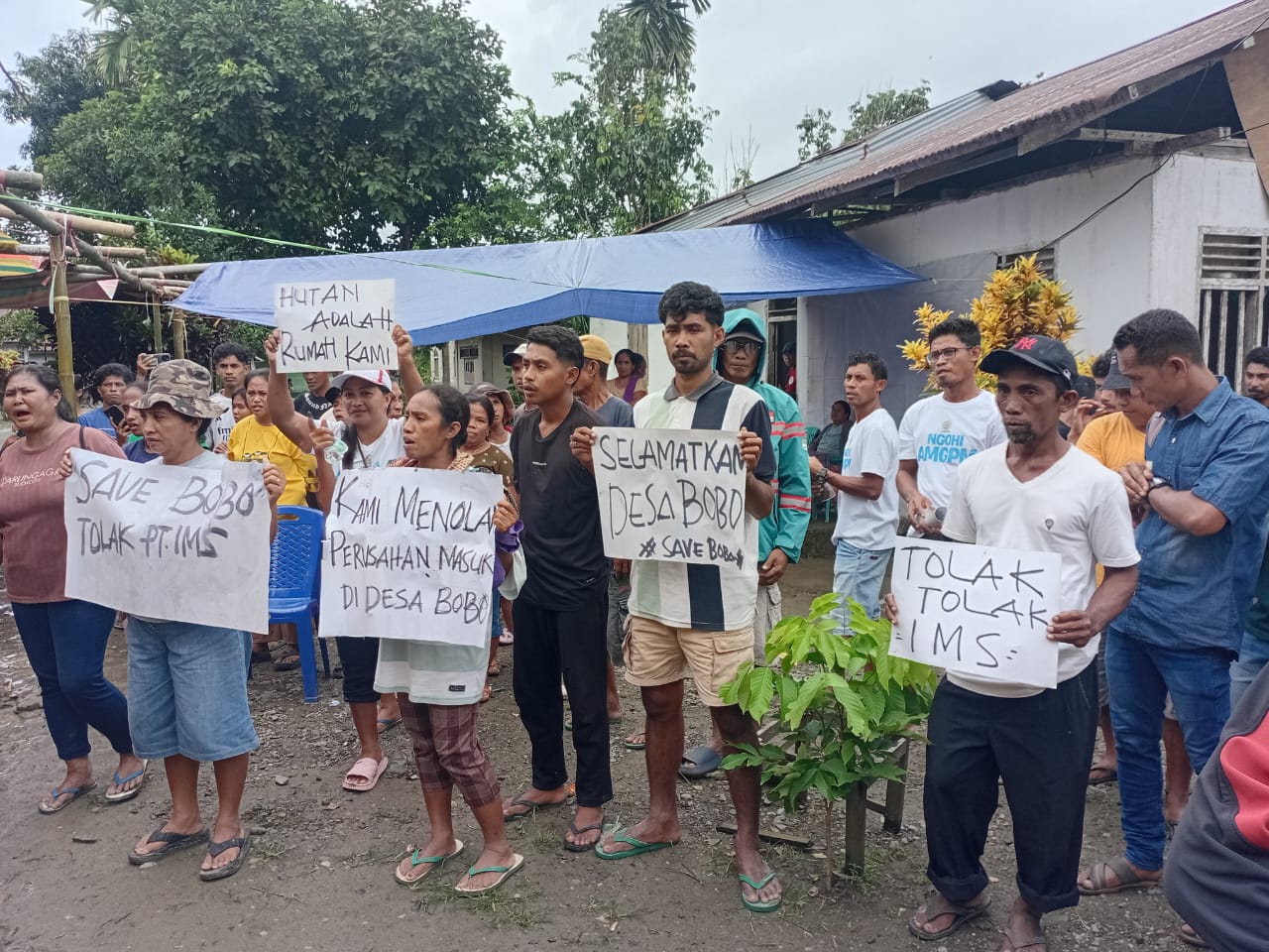 Warga Desa Bobo gelar aksi penolakan kehadiran perusahaan tambang nikel PT Karya Tambang Sentosa. (Dok. warga)