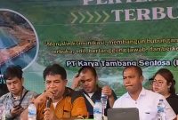 Kepala Desa Bobo, Zeth Jems Totononu menutup pertemuan konsultasi publik rencana eksplorasi pertambangan nikel PT Karya Tambang Sentosa. (Dok. warga)