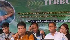 Kepala Desa Bobo, Zeth Jems Totononu menutup pertemuan konsultasi publik rencana eksplorasi pertambangan nikel PT Karya Tambang Sentosa. (Dok. warga)