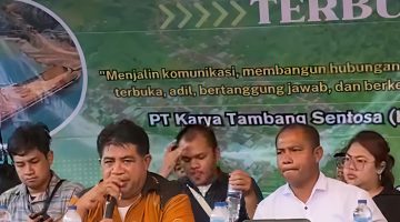 Kepala Desa Bobo, Zeth Jems Totononu menutup pertemuan konsultasi publik rencana eksplorasi pertambangan nikel PT Karya Tambang Sentosa. (Dok. warga)