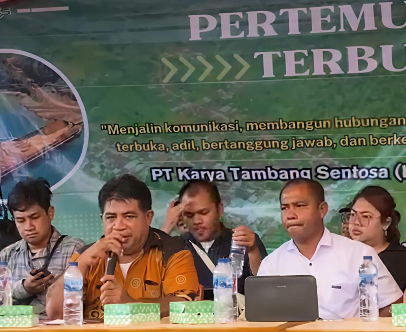 Kepala Desa Bobo, Zeth Jems Totononu menutup pertemuan konsultasi publik rencana eksplorasi pertambangan nikel PT Karya Tambang Sentosa. (Dok. warga)