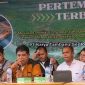 Kepala Desa Bobo, Zeth Jems Totononu menutup pertemuan konsultasi publik rencana eksplorasi pertambangan nikel PT Karya Tambang Sentosa. (Dok. warga)