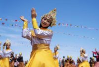 Pagelaran Tari yang dilakukan oleh Ratusan Anak Obi
