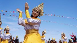 Pagelaran Tari yang dilakukan oleh Ratusan Anak Obi