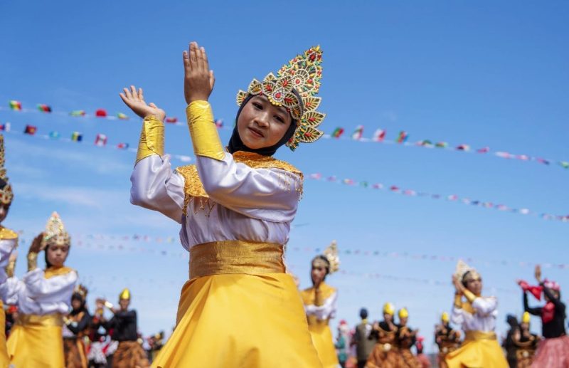 Pagelaran Tari yang dilakukan oleh Ratusan Anak Obi