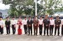 Bupati Kepulauan Sula Fifian Adeningsih Mus, Kajari, Kepala PN Sanana, Kapolres dan Dandim 1015 Sula bersama Enam Napi saat Terima Remisi HUT ke 80 RI Secara Simbolis. (Rakyatmu)