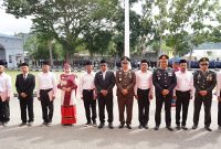 Bupati Kepulauan Sula Fifian Adeningsih Mus, Kajari, Kepala PN Sanana, Kapolres dan Dandim 1015 Sula bersama Enam Napi saat Terima Remisi HUT ke 80 RI Secara Simbolis. (Rakyatmu)