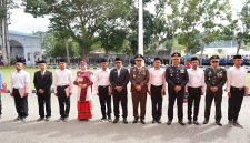 Bupati Kepulauan Sula Fifian Adeningsih Mus, Kajari, Kepala PN Sanana, Kapolres dan Dandim 1015 Sula bersama Enam Napi saat Terima Remisi HUT ke 80 RI Secara Simbolis. (Rakyatmu)