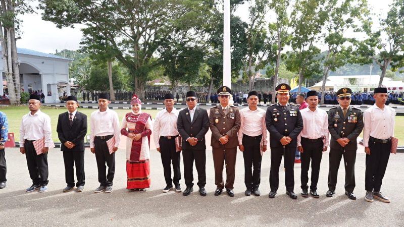 Bupati Kepulauan Sula Fifian Adeningsih Mus, Kajari, Kepala PN Sanana, Kapolres dan Dandim 1015 Sula bersama Enam Napi saat Terima Remisi HUT ke 80 RI Secara Simbolis. (Rakyatmu)