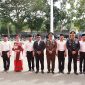 Bupati Kepulauan Sula Fifian Adeningsih Mus, Kajari, Kepala PN Sanana, Kapolres dan Dandim 1015 Sula bersama Enam Napi saat Terima Remisi HUT ke 80 RI Secara Simbolis. (Rakyatmu)