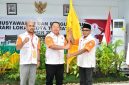 Rizal Marsaoly saat Mengambil Bendera setelah Terpilih Jadi Ketua ORARI Kota Ternate. (Atu for Rakyatmu)