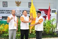 Rizal Marsaoly saat Mengambil Bendera setelah Terpilih Jadi Ketua ORARI Kota Ternate. (Atu for Rakyatmu)