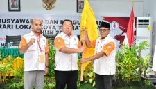 Rizal Marsaoly saat Mengambil Bendera setelah Terpilih Jadi Ketua ORARI Kota Ternate. (Atu for Rakyatmu)