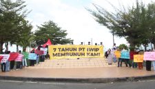 Aksi perlawanan di kawasan Landmark, Jalan Pahlawan Revolusi, Kelurahan Gamalama, Kecamatan Ternate Tengah. Aksi ini melibatkan warga dari Desa Sagea, Kiya, Lelilef, serta organisasi mahasiswa dari Desa Were dan Messa. Foto: Rifky Anwar