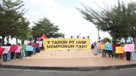 Aksi perlawanan di kawasan Landmark, Jalan Pahlawan Revolusi, Kelurahan Gamalama, Kecamatan Ternate Tengah. Aksi ini melibatkan warga dari Desa Sagea, Kiya, Lelilef, serta organisasi mahasiswa dari Desa Were dan Messa. Foto: Rifky Anwar