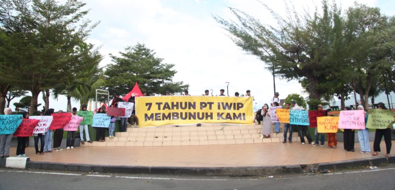 Aksi perlawanan di kawasan Landmark, Jalan Pahlawan Revolusi, Kelurahan Gamalama, Kecamatan Ternate Tengah. Aksi ini melibatkan warga dari Desa Sagea, Kiya, Lelilef, serta organisasi mahasiswa dari Desa Were dan Messa. Foto: Rifky Anwar