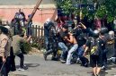 Polisi saat Mengamankan Pelajar saat Demo di Kantor DPRD Kota Ternate. (Rakyatmu)
