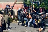 Polisi saat Mengamankan Pelajar saat Demo di Kantor DPRD Kota Ternate. (Rakyatmu)