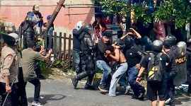 Polisi saat Mengamankan Pelajar saat Demo di Kantor DPRD Kota Ternate. (Rakyatmu)