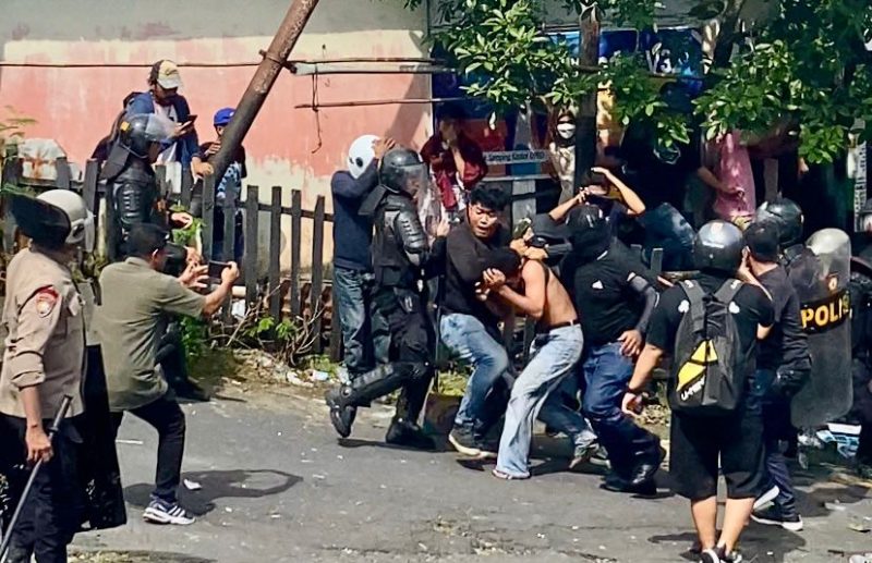 Polisi saat Mengamankan Pelajar saat Demo di Kantor DPRD Kota Ternate. (Rakyatmu)