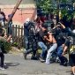 Polisi saat Mengamankan Pelajar saat Demo di Kantor DPRD Kota Ternate. (Rakyatmu)