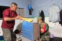 Tim Gabungan Lapas dan TNI-Polri Melakukan Razia di Kamar Kamar Hunian Warga Binaan. (Rakyatmu)