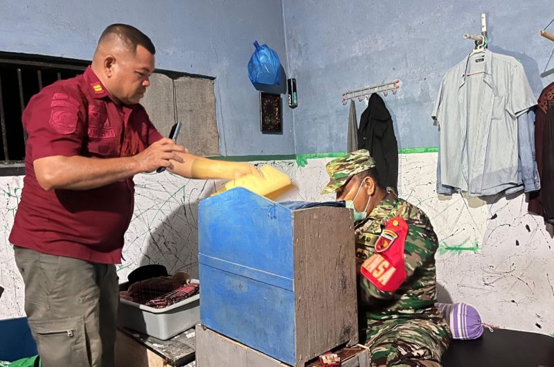 Tim Gabungan Lapas dan TNI-Polri Melakukan Razia di Kamar Kamar Hunian Warga Binaan. (Rakyatmu)