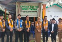 Manajemen PT. Octarine Creativescent Indonesia bersama Kepala Sekolah dan Guru SD Islam Terpadu Insan Cendekia Kepulauan Sula. (Rakyatmu)