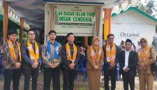 Manajemen PT. Octarine Creativescent Indonesia bersama Kepala Sekolah dan Guru SD Islam Terpadu Insan Cendekia Kepulauan Sula. (Rakyatmu)