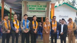 Manajemen PT. Octarine Creativescent Indonesia bersama Kepala Sekolah dan Guru SD Islam Terpadu Insan Cendekia Kepulauan Sula. (Rakyatmu)