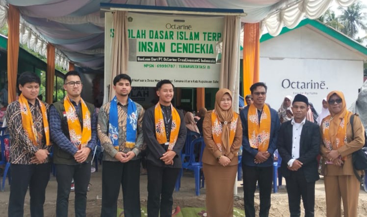 Manajemen PT. Octarine Creativescent Indonesia bersama Kepala Sekolah dan Guru SD Islam Terpadu Insan Cendekia Kepulauan Sula. (Rakyatmu)
