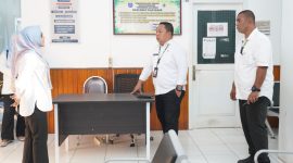 Sekda Kota Ternate Melakukan Pengecekan Fasilitas dan Ruang Pelayanan di Puskesmas Kalumata. (Ewin for Rakyatmu)