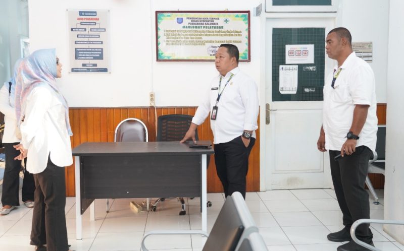 Sekda Kota Ternate Melakukan Pengecekan Fasilitas dan Ruang Pelayanan di Puskesmas Kalumata. (Ewin for Rakyatmu)