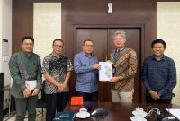 Wali Kota Ternate Didampingi Plt. Kepala Bappelitbangda, Sekretaris Bappelitbangda, dan Ketua IAGI Kota Ternate Bersama Direktur Sumber Daya Energi, Mineral dan Pertambangan BAPPENAS, Togu Pardede. (Rakyatmu)