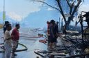 Anggota Damkar Kota Ternate saat Memadamkan Api di Sejumlah Lapak. (Rakyatmu)