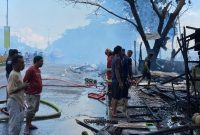 Anggota Damkar Kota Ternate saat Memadamkan Api di Sejumlah Lapak. (Rakyatmu)