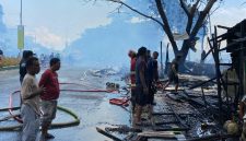 Anggota Damkar Kota Ternate saat Memadamkan Api di Sejumlah Lapak. (Rakyatmu)