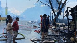 Anggota Damkar Kota Ternate saat Memadamkan Api di Sejumlah Lapak. (Rakyatmu)