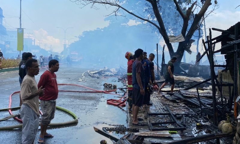 Anggota Damkar Kota Ternate saat Memadamkan Api di Sejumlah Lapak. (Rakyatmu)