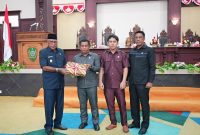 Ketua DPRD Kabupaten Kepulauan Sula, Ahkam Gajali Menerima Dokumen KUA-PPAS APBD-P. (Rakyatmu)