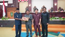 Ketua DPRD Kabupaten Kepulauan Sula, Ahkam Gajali Menerima Dokumen KUA-PPAS APBD-P. (Rakyatmu)