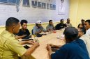 Kepala Diskominfo Kepulauan Sula, Basiludin La Besi Bersama Jurnalis sharing informasi saat Ngopi Santai di ruang Media Center. (Rakyatmu)