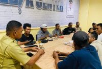Kepala Diskominfo Kepulauan Sula, Basiludin La Besi Bersama Jurnalis sharing informasi saat Ngopi Santai di ruang Media Center. (Rakyatmu)